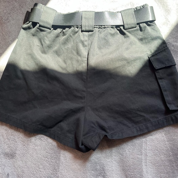 Aritzia TNA Cargo Short with Belt - Picture 2 of 5